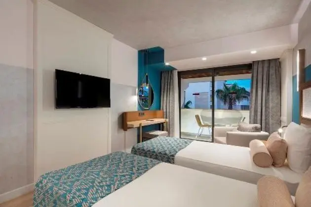 https://images.etstur.com/imgproxy/resize/2560x1440/files/images/hotelImages/etsrooms/1066/Trendy_Side_Beach__Adults_Only__16___20250917161052_1.jpg