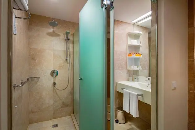 https://images.etstur.com/imgproxy/resize/2560x1440/files/images/hotelImages/etsrooms/1065/Sentido_Trendy_Verbena_Beach_20250917162611_2.jpg