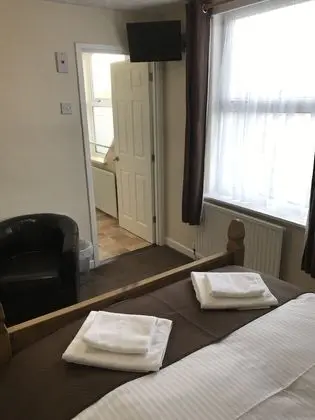 Tek Büyük Yataklı Oda (With Shower)