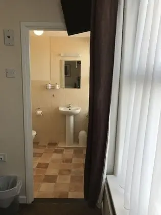 Tek Büyük Yataklı Oda (With Shower)