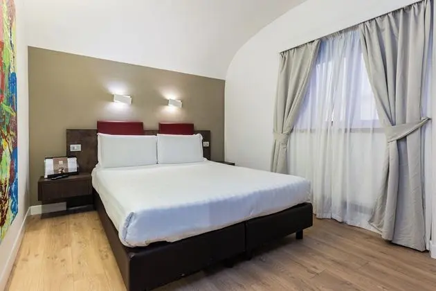 Üç Kişilik Oda, Ek Bina