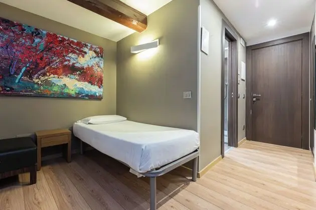 Üç Kişilik Oda, Ek Bina