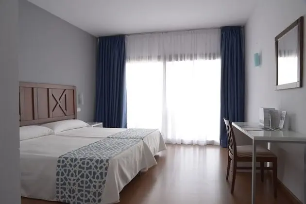 Habitación con 1 cama doble o 2 individuales + 1 cama extra vistas a la montaña ( 2 adultos + 1 niño