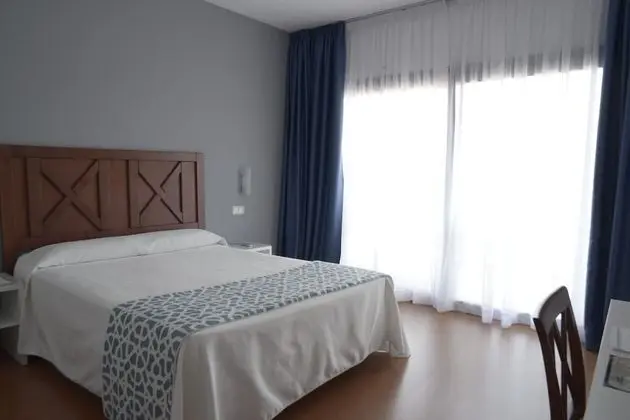 Habitación con 1 cama doble o 2 individuales + 1 cama extra vistas a la montaña ( 2 adultos + 1 niño