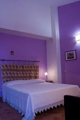 Büyük Yataklı Tek Kişilik Oda