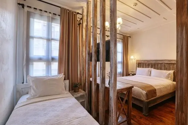 Triple, Sokak Manzaralı