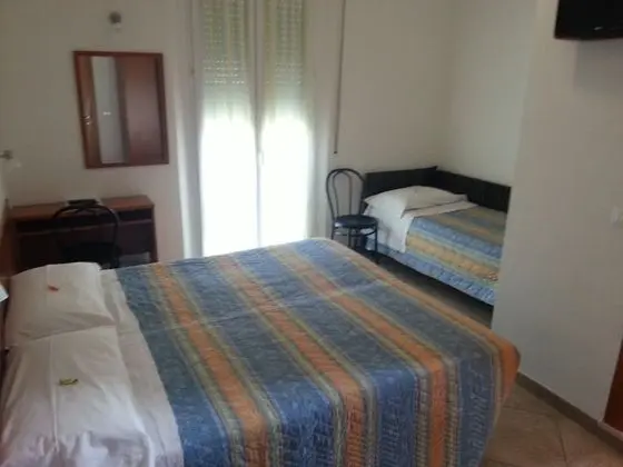 Üç Kişilik Oda