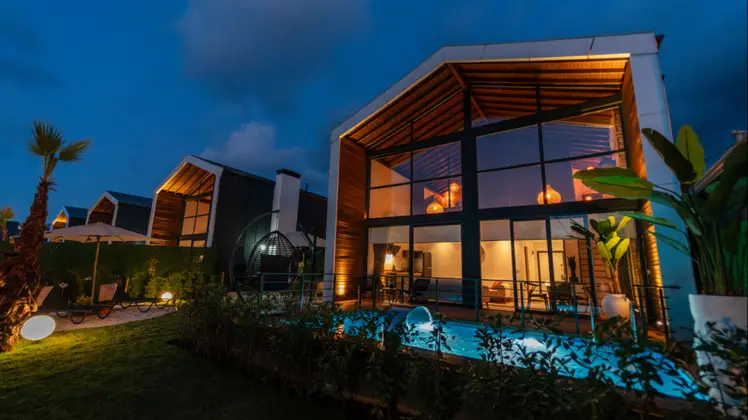 Villa 2+1 Oda, Göl Manzaralı, Isıtmalı Özel Havuzlu