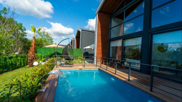 Villa 2+1 Oda, Göl Manzaralı, Isıtmalı Özel Havuzlu