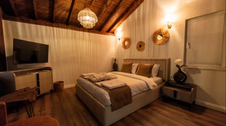Villa 2+1 Oda, Göl Manzaralı, Isıtmalı Özel Havuzlu