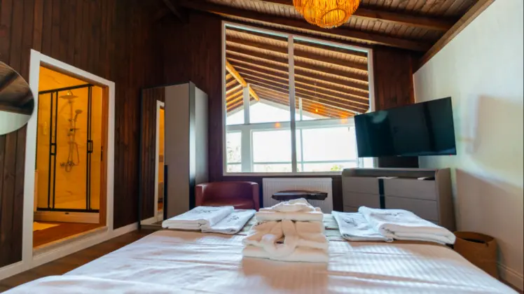 Villa 2+1 Oda, Göl Manzaralı, Isıtmalı Özel Havuzlu