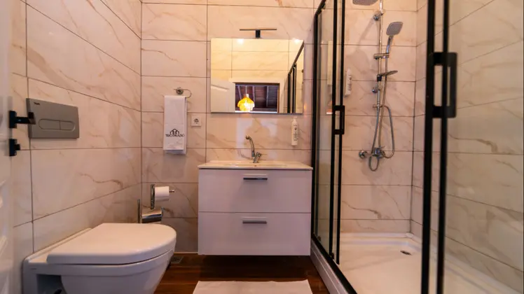 Villa 2+1 Oda, Göl Manzaralı, Isıtmalı Özel Havuzlu