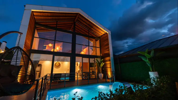 Villa 2+1 Oda, Göl Manzaralı, Isıtmalı Özel Havuzlu