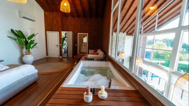 Villa 3+1 Oda, Göl Manzaralı, Isıtmalı Özel Havuzlu