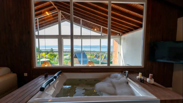 Villa 3+1 Oda, Göl Manzaralı, Isıtmalı Özel Havuzlu