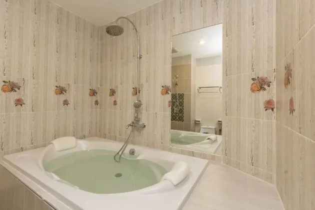 Grand Deluxe Bathtub