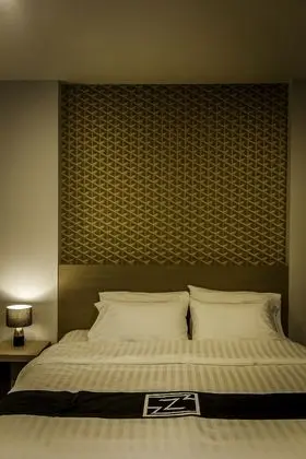Triple Z Deluxe King Room
