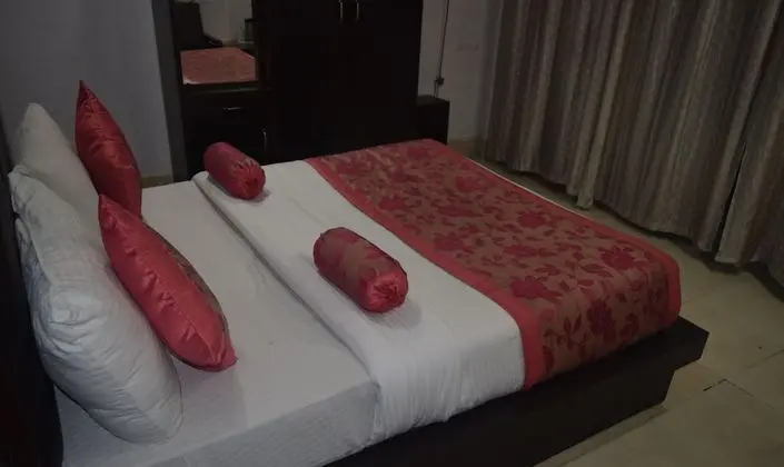 Deluxe Tek Büyük Yataklı Oda, 1 Çift Kişilik Yatak, Engellilere Uygun, Sigara İçilebilir