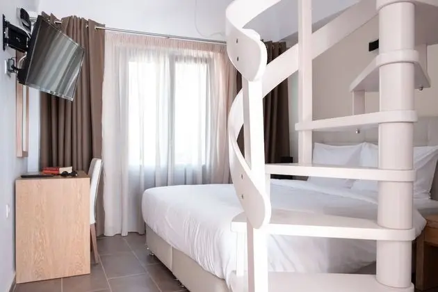 Family Oda, Dağ Manzaralı (Split Level)