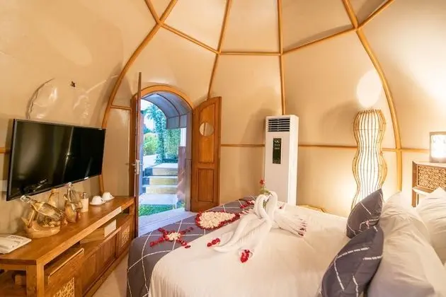 Luxury Glamping with Bathtub