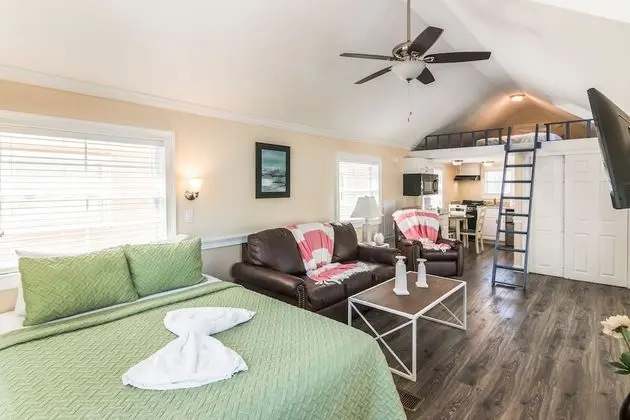 Standard Loft Cottage (Pets Allowed,  Linens Include)