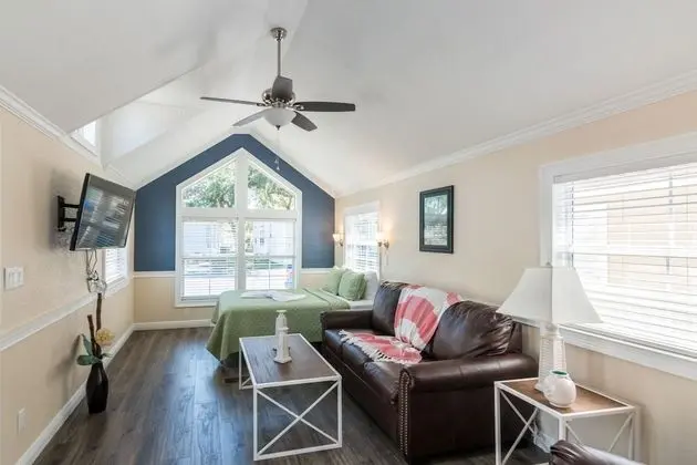 Standard Loft Cottage (Pets Allowed,  Linens Include)