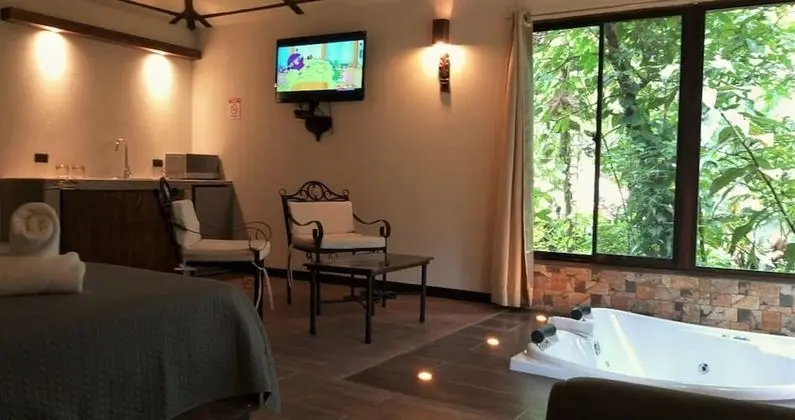 Tropical Suite With Jacuzzi