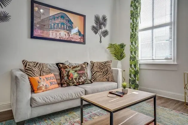 Ev (Tropical Treme Home Mins to the Frenc)