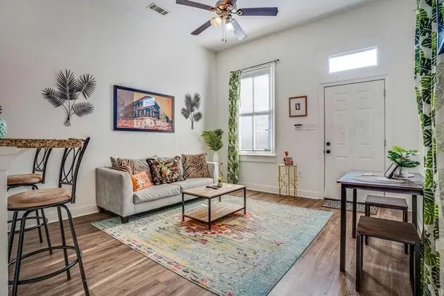Ev (Tropical Treme Home Mins to the Frenc)