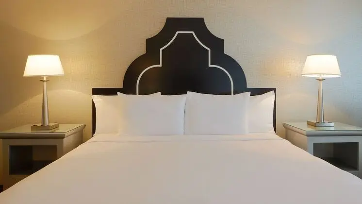 CHELSEA ONE BEDROOM SUITE 1 KING NON-SMOKING