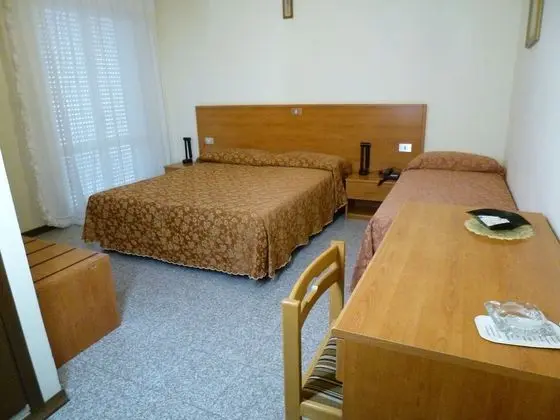 Üç Kişilik Oda (1 beach umbrella, 2 sun beds)