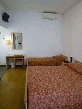 Üç Kişilik Oda (1 beach umbrella, 2 sun beds)