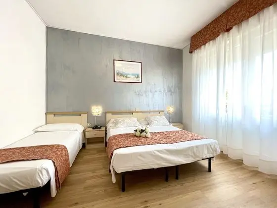 Üç Kişilik Oda (1 beach umbrella, 2 sun beds)