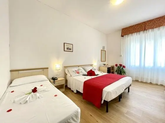 Üç Kişilik Oda (1 beach umbrella, 2 sun beds)