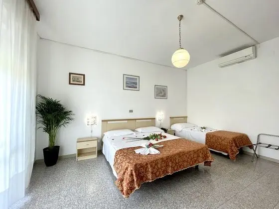 Üç Kişilik Oda (1 beach umbrella, 2 sun beds)