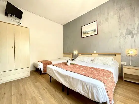 Üç Kişilik Oda (1 beach umbrella, 2 sun beds)