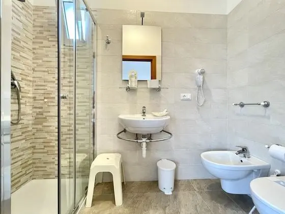 Üç Kişilik Oda (1 beach umbrella, 2 sun beds)