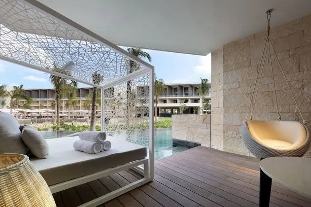 Junior Suite Swim Up Single Use