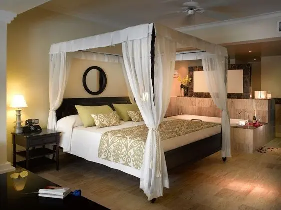 Romance Suite Poolside
