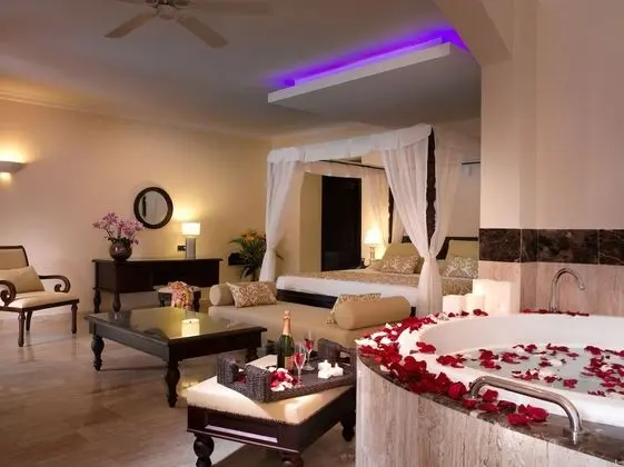 Romance Suite Poolside