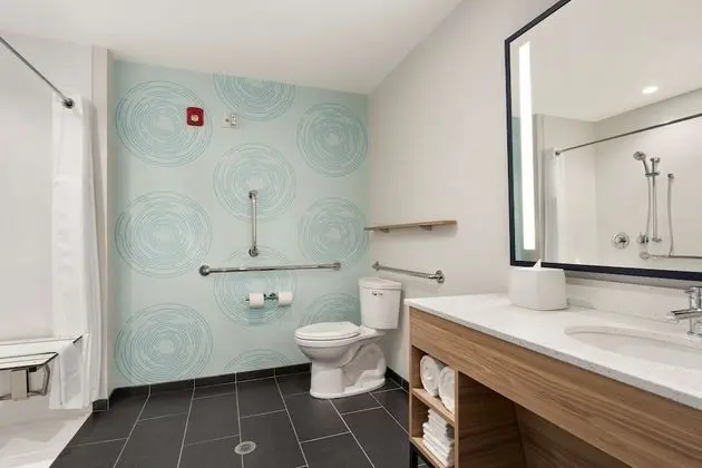 Oda, 1 En Büyük (King) Boy Yatak, Engellilere Uygun (Roll-In Shower)