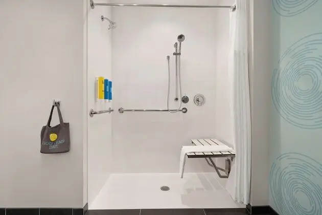 Oda, 1 En Büyük (King) Boy Yatak, Engellilere Uygun (Roll-In Shower)
