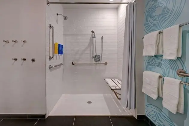 Oda, 1 En Büyük (King) Boy Yatak, Engellilere Uygun (Roll-In Shower)
