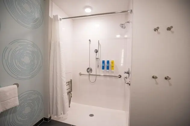 Oda, 2 Büyük (Queen) Boy Yatak, Engellilere Uygun (Roll-In Shower)