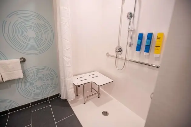 Oda, 2 Büyük (Queen) Boy Yatak, Engellilere Uygun (Roll-In Shower)