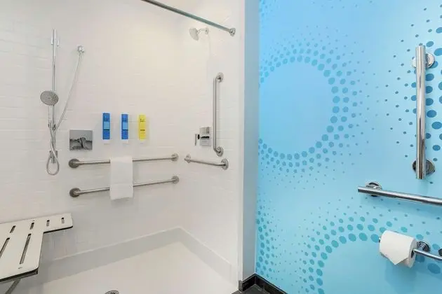 Oda, 1 En Büyük (King) Boy Yatak, Engellilere Uygun (Hearing, Roll-in Shower)