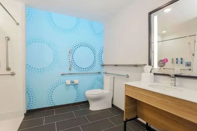 Oda, 1 En Büyük (King) Boy Yatak, Engellilere Uygun (Hearing, Roll-in Shower)