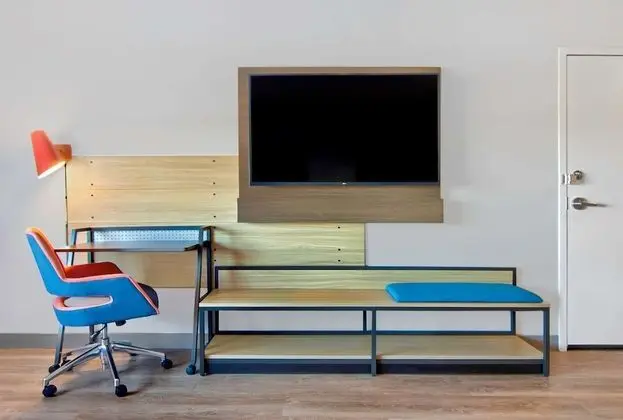 Oda, 1 En Büyük (King) Boy Yatak, Engellilere Uygun (Mobility & Hearing, Roll-In Shower)