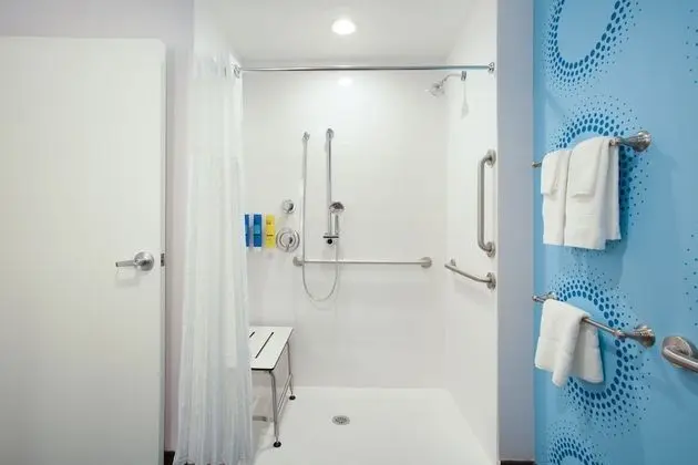 Oda, 1 En Büyük (King) Boy Yatak, Engellilere Uygun (Roll-In Shower)