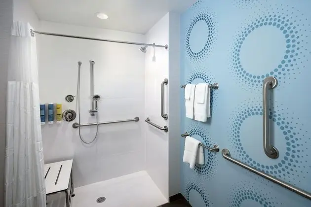 Oda, 1 En Büyük (King) Boy Yatak, Engellilere Uygun (Roll-In Shower)